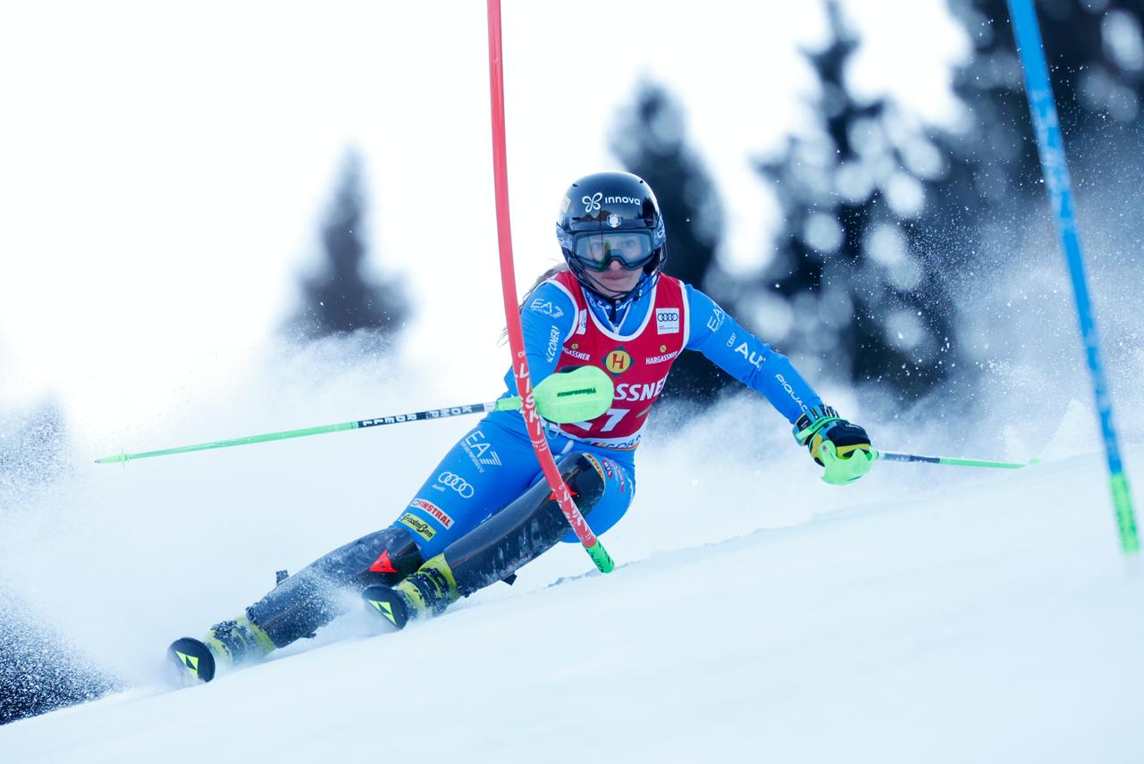 Lara Della Mea in azione in slalom.