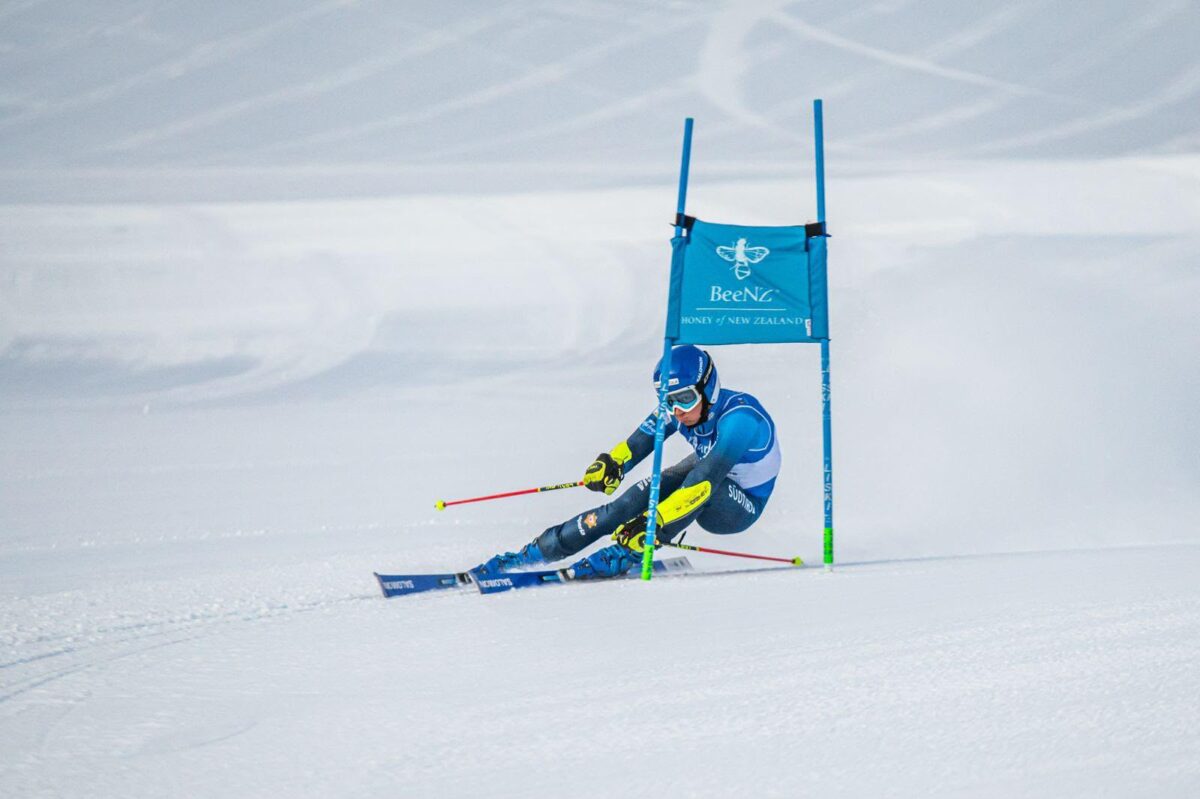 Max Clara in azione in slalom gigante.